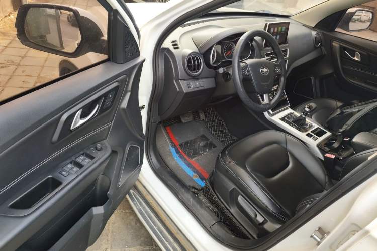 Used Bestune X40 2019 1.6L Automatic Luxury Version China V Emission Standard Driver Seat