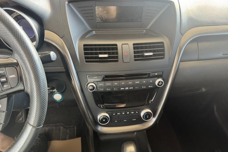 Used Bestune X80 2016 2.0L automatic Comfort trim level Interior 2