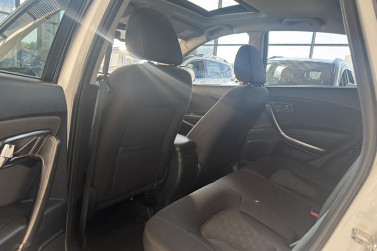 Used Bestune X80 2016 2.0L automatic Comfort trim level Interior 5