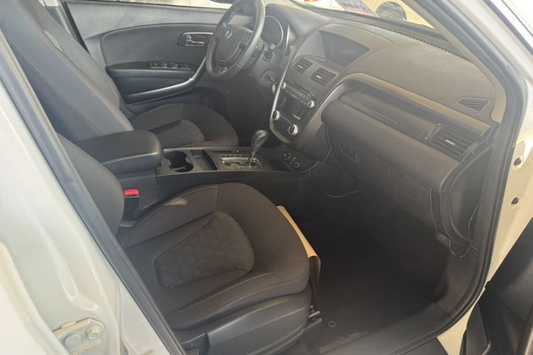 Used Bestune X80 2016 2.0L automatic Comfort trim level Interior 6
