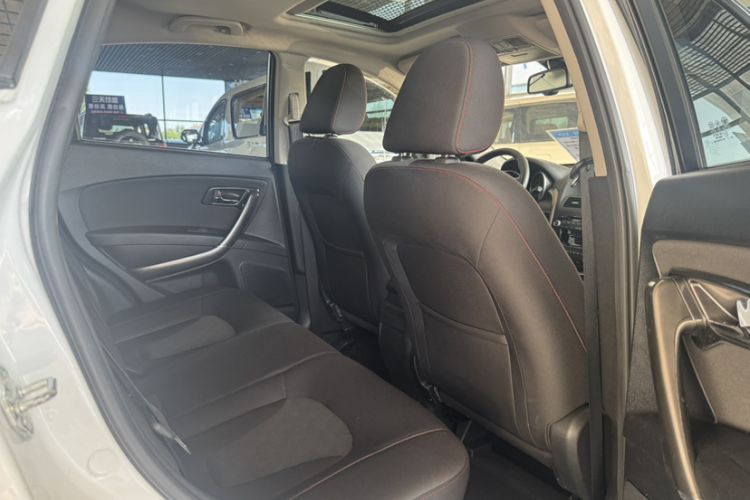 Used Bestune X80 2016 2.0L automatic Comfort trim level Interior 7