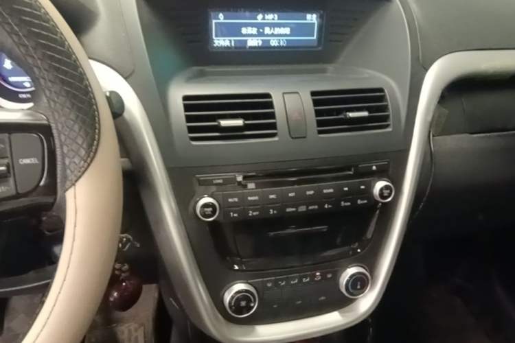 Used Bestune X80 2013 2.0L automatic comfort version Audio And AC Panel