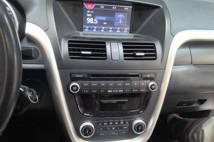 Used Bestune X80 2013 2.0L automatic luxury version Audio And AC Panel