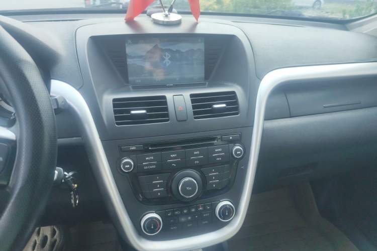 Used Bestune X80 2013 2.0L automatic luxury version Audio And AC Panel