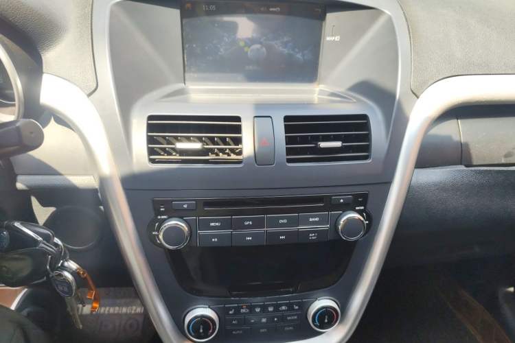 Used Bestune X80 2013 2.0L automatic luxury version Audio And AC Panel