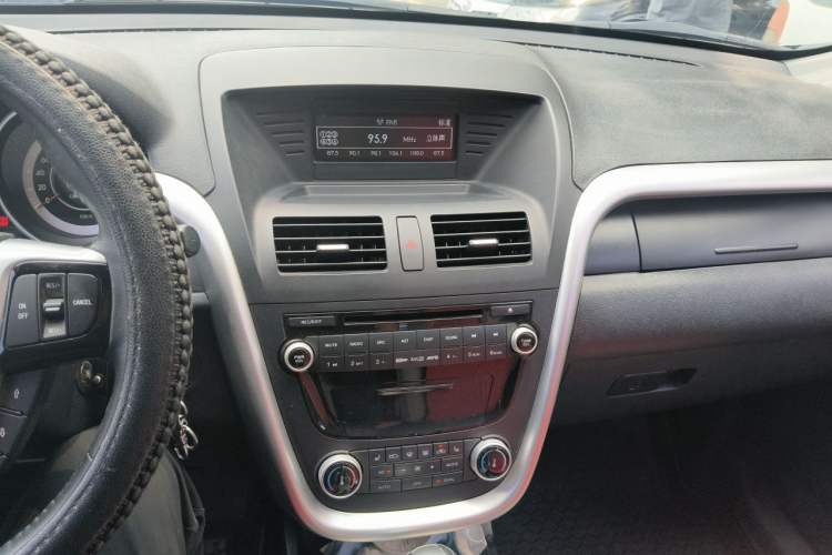Used Bestune X80 2013 2.0L automatic luxury version Audio And AC Panel