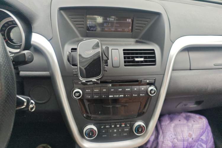Used Bestune X80 2013 2.0L automatic luxury version Audio And AC Panel