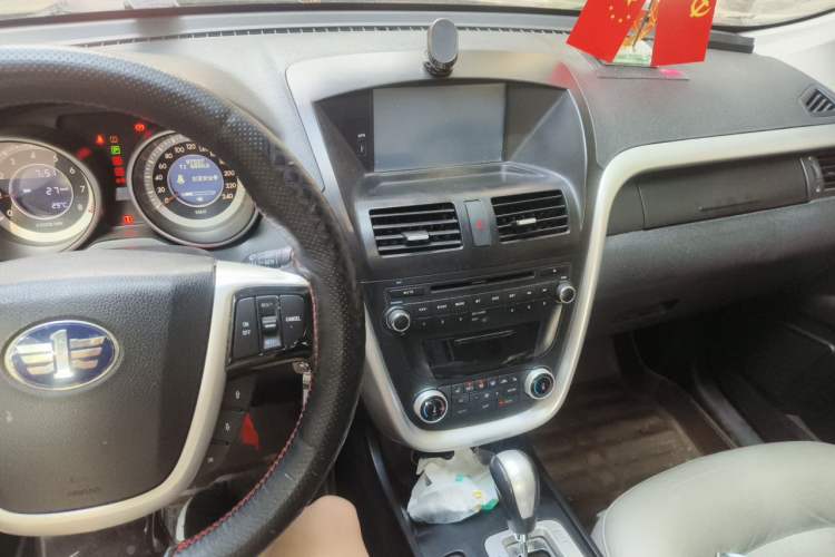 Used Bestune X80 2013 2.0L automatic luxury version Audio And AC Panel
