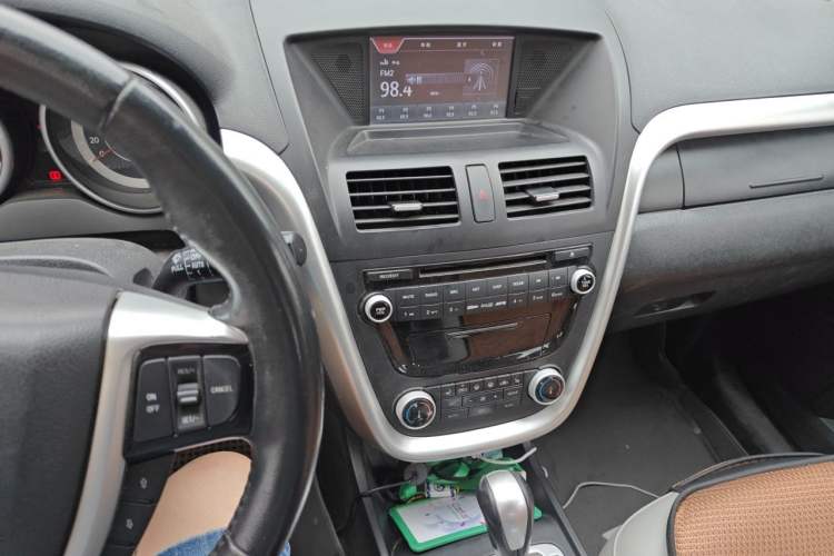 Used Bestune X80 2013 2.0L automatic luxury version Audio And AC Panel