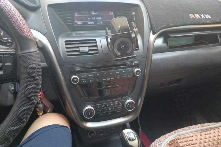 Used Bestune X80 2013 2.0L manual luxury version Audio And AC Panel