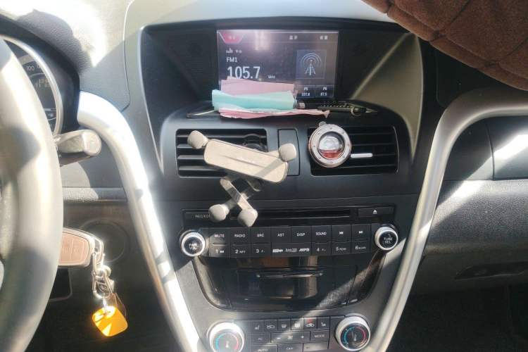 Used Bestune X80 2013 2.0L automatic luxury version Audio And AC Panel