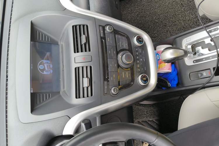 Used Bestune X80 2013 2.0L automatic luxury version Audio And AC Panel