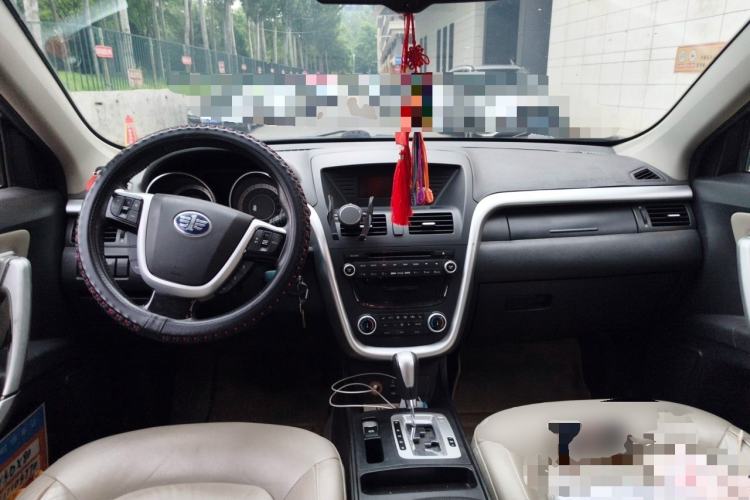 Used Bestune X80 2013 2.0L automatic luxury version Center Console