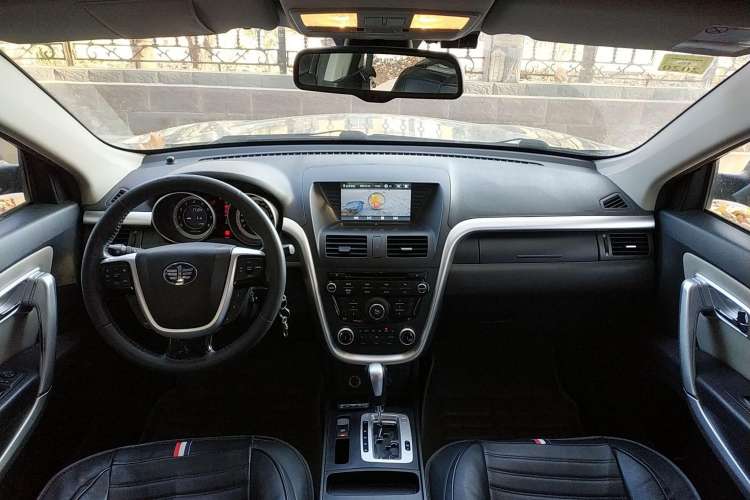 Used Bestune X80 2013 2.0L automatic luxury version Center Console