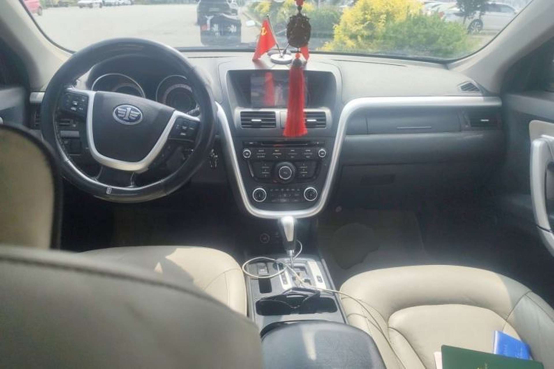 Used Bestune X80 2013 2.0L automatic luxury version Center Console