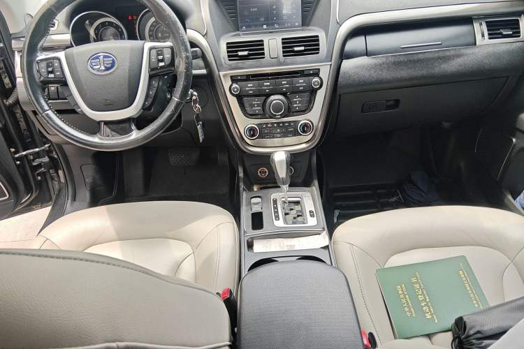 Used Bestune X80 2013 2.0L automatic luxury version Center Console
