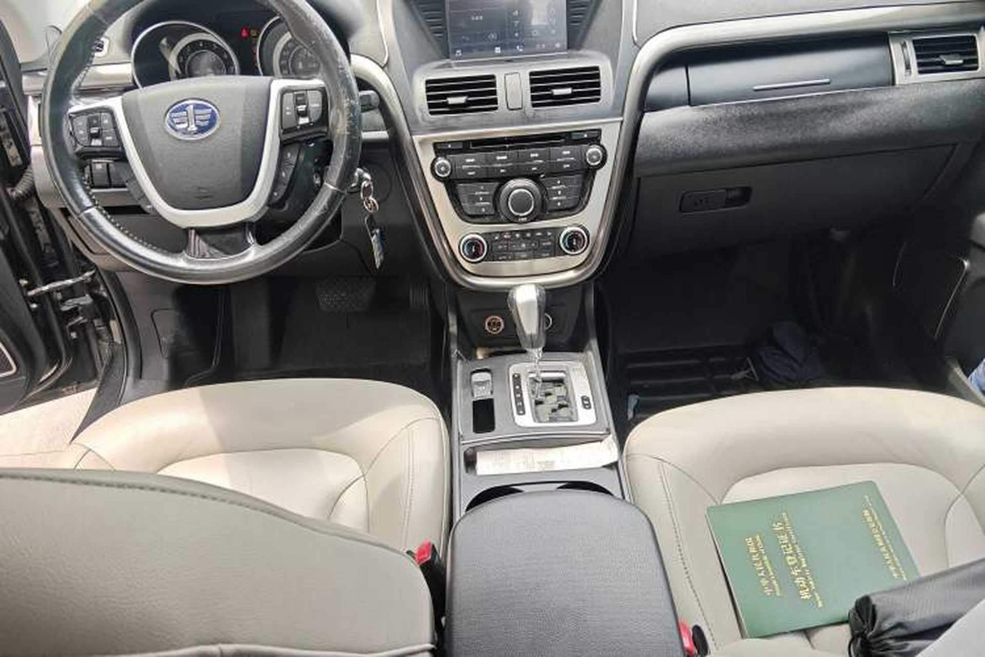 Used Bestune X80 2013 2.0L automatic luxury version Center Console