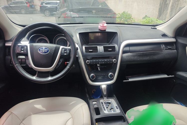 Used Bestune X80 2013 2.0L automatic comfort version Center Console