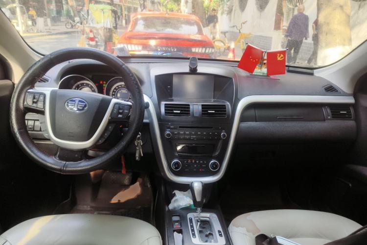 Used Bestune X80 2013 2.0L automatic luxury version Center Console