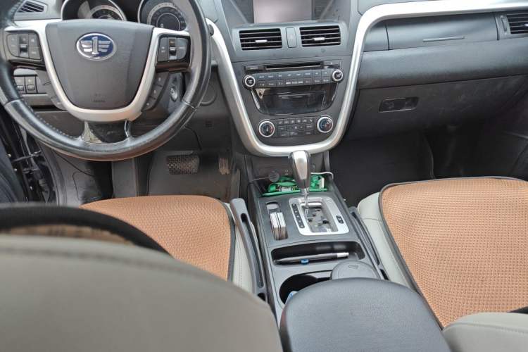 Used Bestune X80 2013 2.0L automatic luxury version Center Console