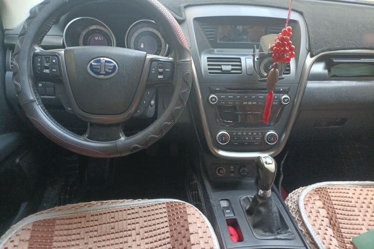 Used Bestune X80 2013 2.0L manual luxury version Center Console