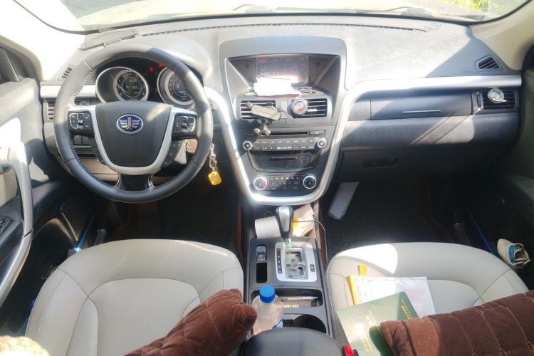 Used Bestune X80 2013 2.0L automatic luxury version Center Console