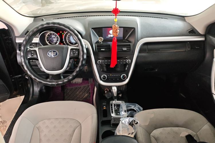 Used Bestune X80 2013 2.0L automatic comfort version Center Console