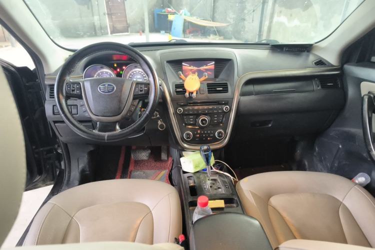 Used Bestune X80 2013 2.0L automatic luxury version Center Console