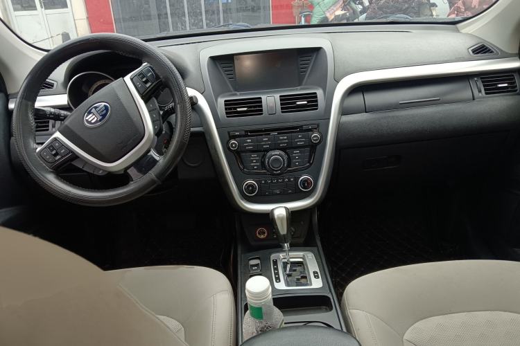 Used Bestune X80 2013 2.0L automatic comfort version Center Console