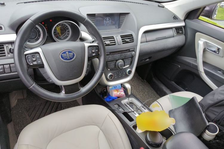 Used Bestune X80 2013 2.0L automatic luxury version Center Console