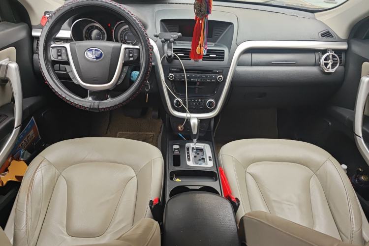 Used Bestune X80 2013 2.0L automatic luxury version Center Console