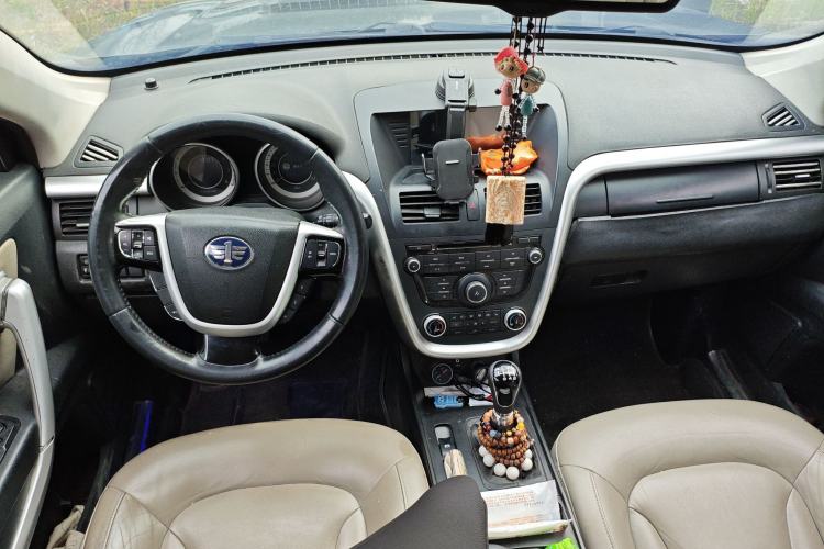 Used Bestune X80 2013 2.0L manual luxury version Center Console