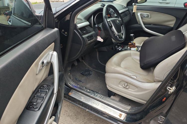 Used Bestune X80 2013 2.0L manual luxury version Driver Seat