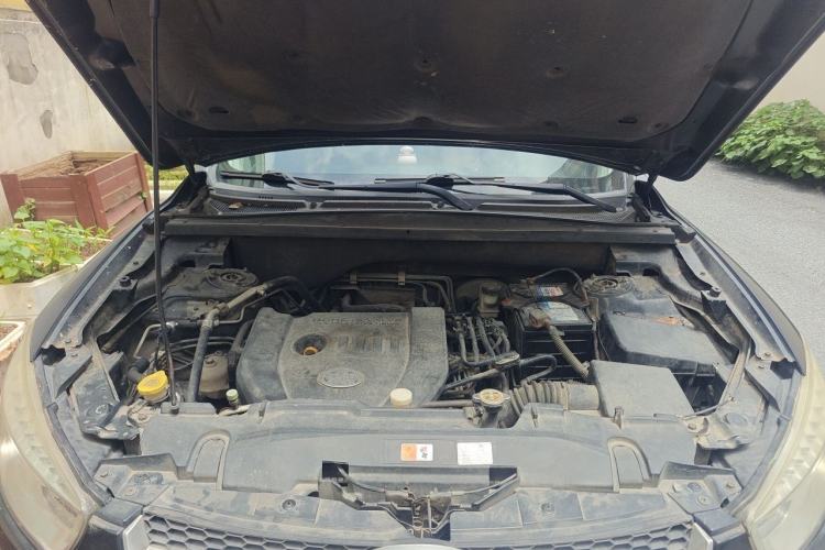 Used Bestune X80 2013 2.0L automatic comfort version Engine Bay