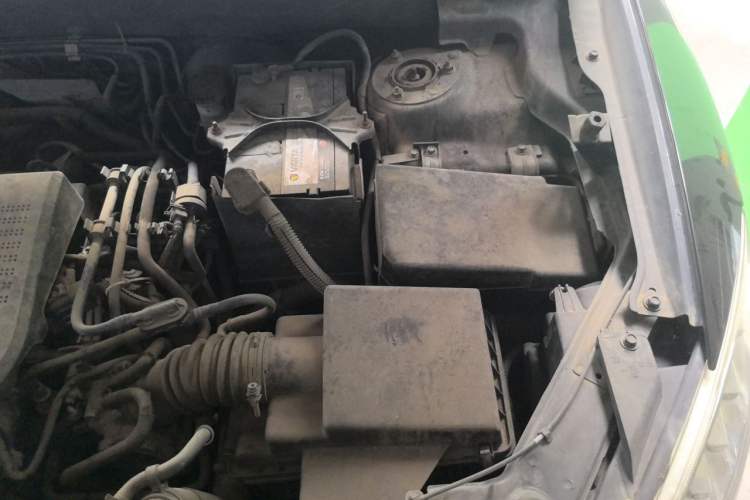 Used Bestune X80 2013 2.0L automatic luxury version Engine Bay Left