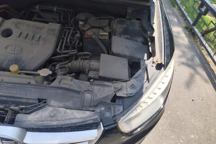 Used Bestune X80 2013 2.0L automatic luxury version Engine Bay Left