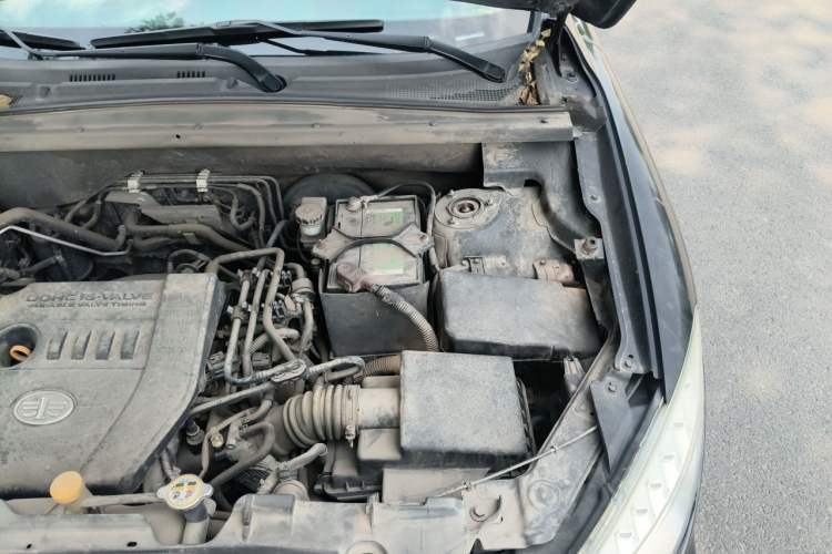 Used Bestune X80 2013 2.0L automatic luxury version Engine Bay Left
