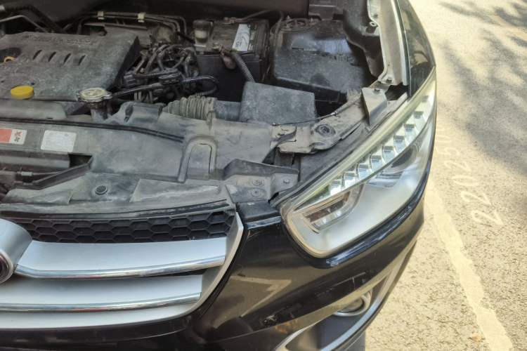 Used Bestune X80 2013 2.0L automatic luxury version Engine Bay Left