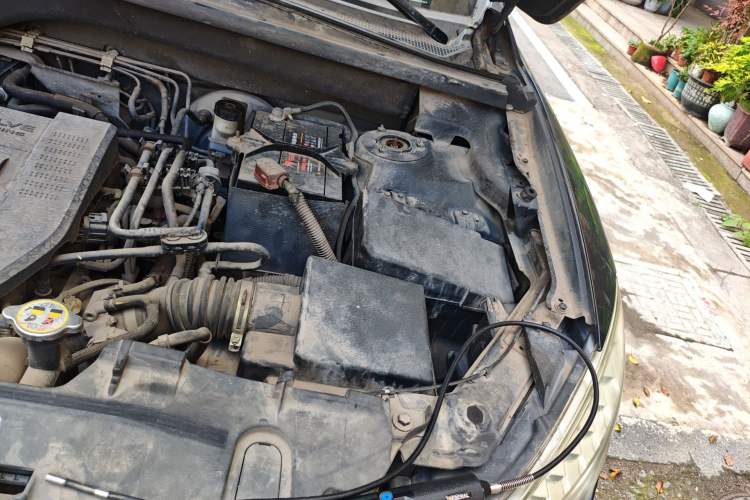 Used Bestune X80 2013 2.0L automatic luxury version Engine Bay Left