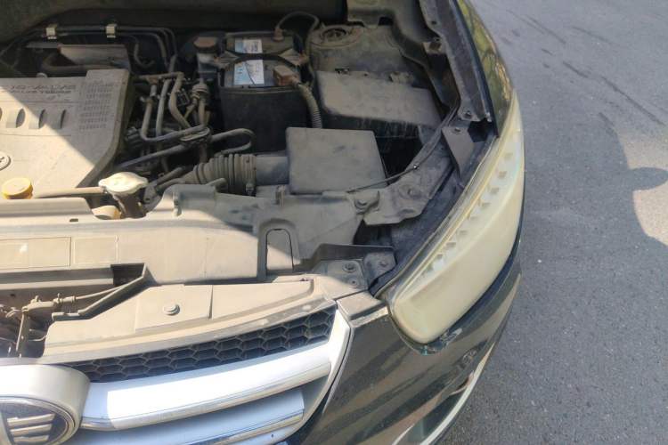 Used Bestune X80 2013 2.0L automatic luxury version Engine Bay Left