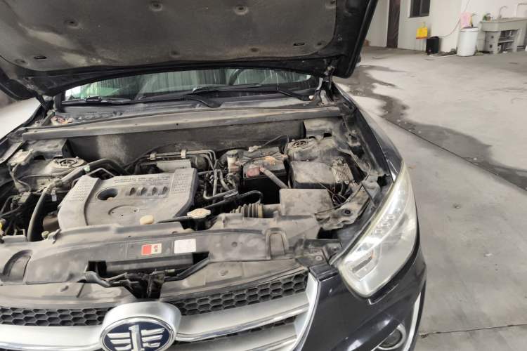 Used Bestune X80 2013 2.0L automatic luxury version Engine Bay Left