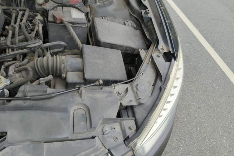 Used Bestune X80 2013 2.0L automatic luxury version Engine Bay Left