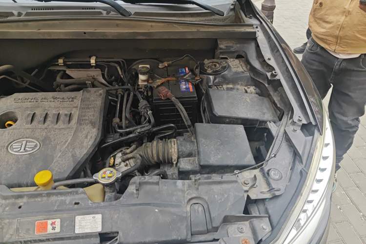 Used Bestune X80 2013 2.0L automatic luxury version Engine Bay Left