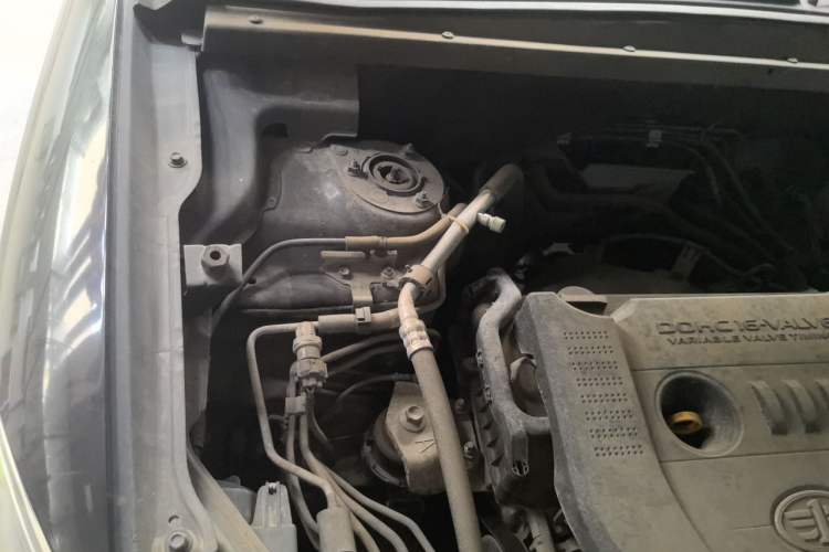 Used Bestune X80 2013 2.0L automatic luxury version Engine Bay Right