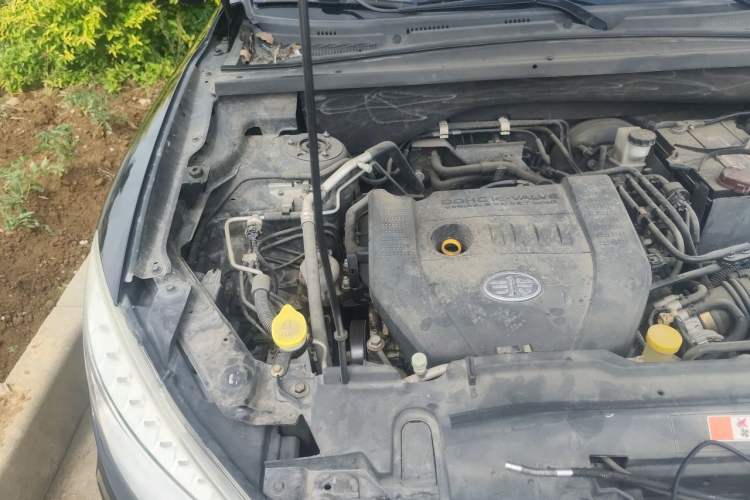 Used Bestune X80 2013 2.0L automatic luxury version Engine Bay Right