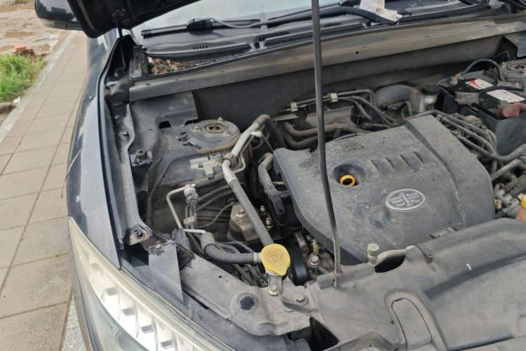 Used Bestune X80 2013 2.0L automatic luxury version Engine Bay Right