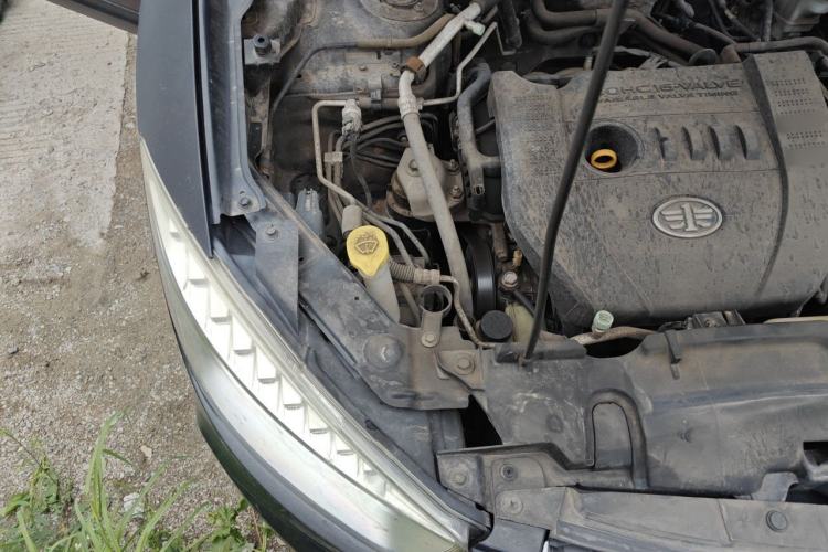 Used Bestune X80 2013 2.0L automatic luxury version Engine Bay Right