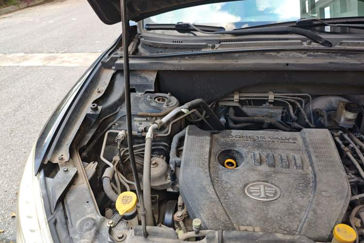 Used Bestune X80 2013 2.0L automatic luxury version Engine Bay Right