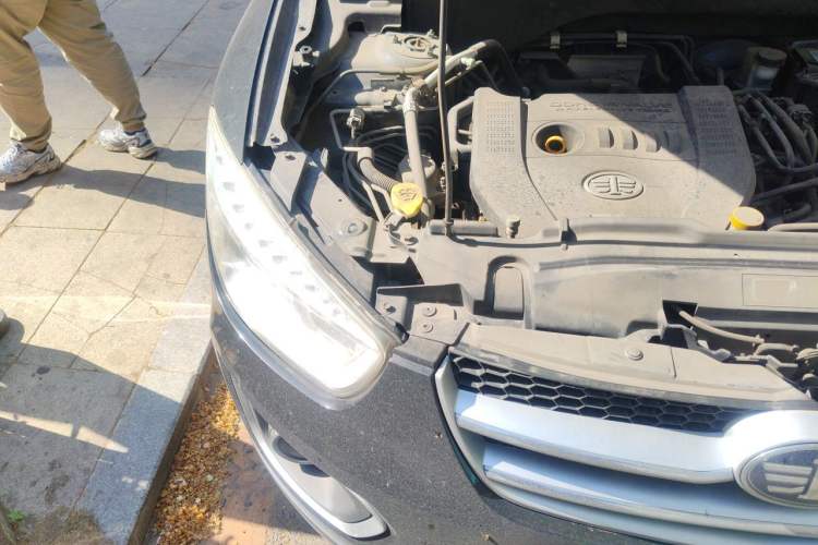 Used Bestune X80 2013 2.0L automatic luxury version Engine Bay Right