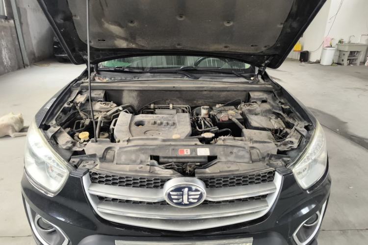 Used Bestune X80 2013 2.0L automatic luxury version Engine Bay